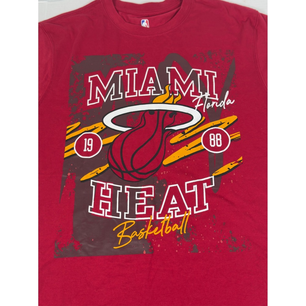 NBA Miami Heat Basketball T-Shirt Mens Large Red Graphic Tee Fan Gear Streetwear